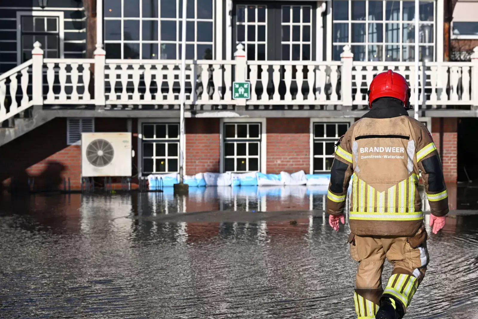 Brandweer legt zandzakken neer om wateroverlast tegen te gaan